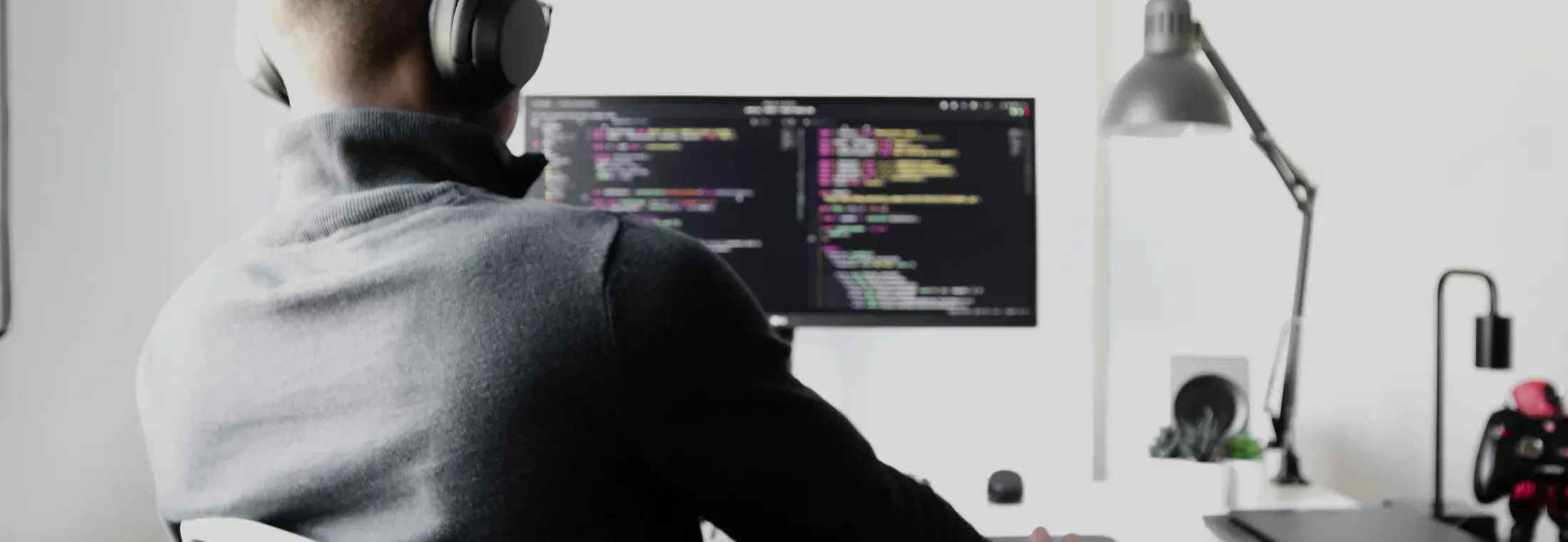 Poste de développement logiciel avec code affiché dans un environnement de travail sobre.